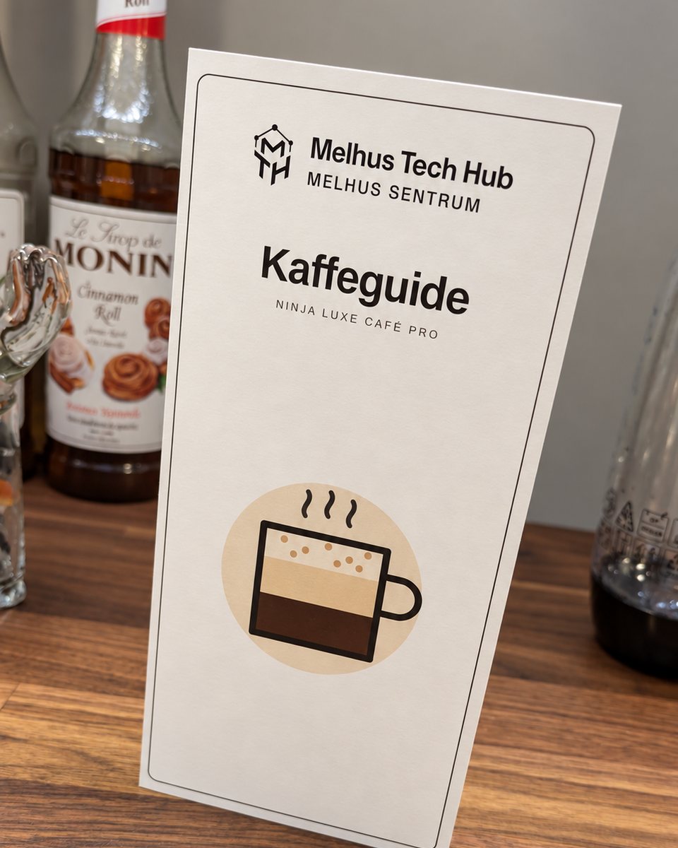 Kaffeguiden fra Melhus Tech Hub, stående på benken ved sirupflaskene
