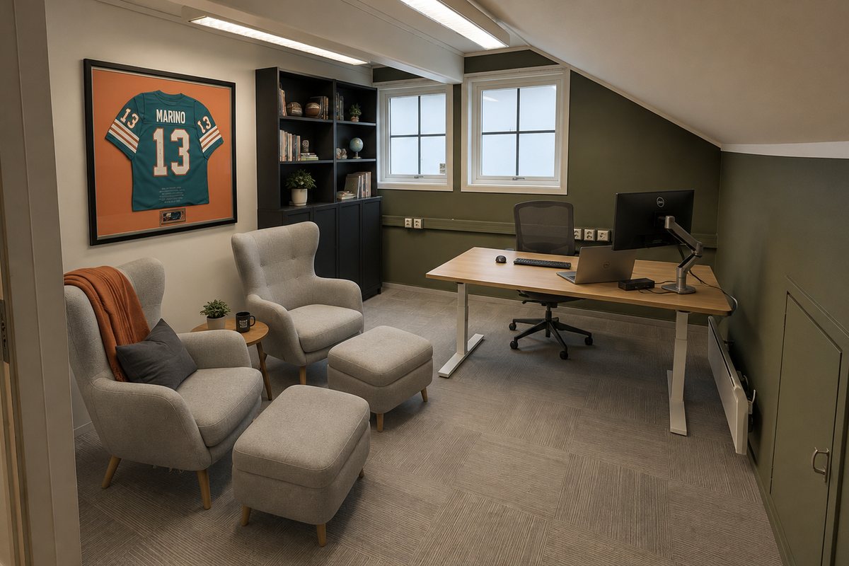 Cellekontor innredet med pult, loungekrok og bokhylle