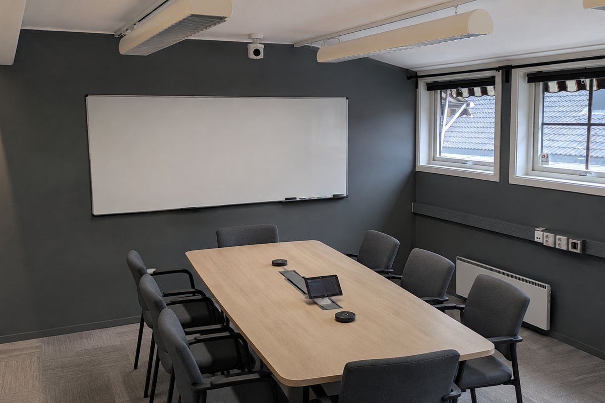 Whiteboard i møterommet med Logitech Scribe-kamera over